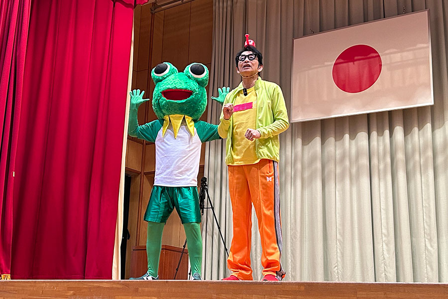 錦中学校での「ケロロワット体操」の様子